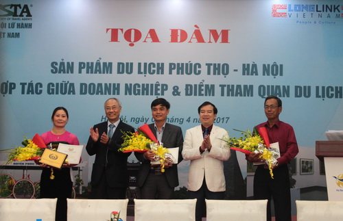 Phó Tổng cục trưởng TCDL Hà Văn Siêu và Phó Chủ tịch Hiệp hội Du lịch Việt Nam Vũ Thế Bình trao tặng giải thưởng ASEAN cho 3 khu du lịch cộng đồng